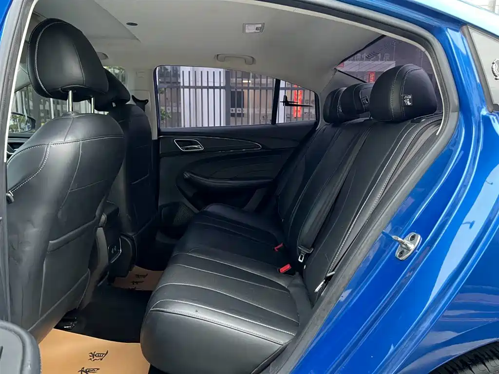 Roewe i5 1.5 L Auto 4 G Connected Leading Luxury Flagship
