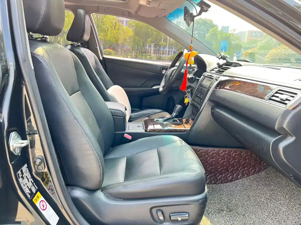 Camry 2.0 G 10 th Anniversary Commemorative Leading