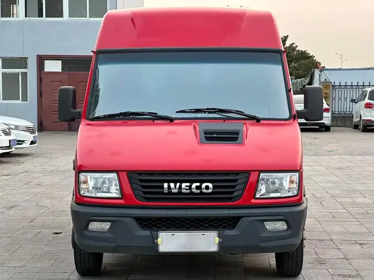 Iveco Deyi 依维柯得意 2023款 2.5 T A35 M1短轴中顶双胎侧拉门5-9座
