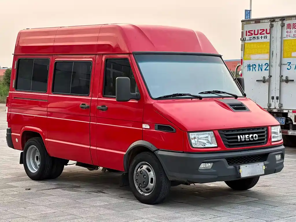 Iveco Deyi 依维柯得意 2023款 2.5 T A35 M1短轴中顶双胎侧拉门5-9座