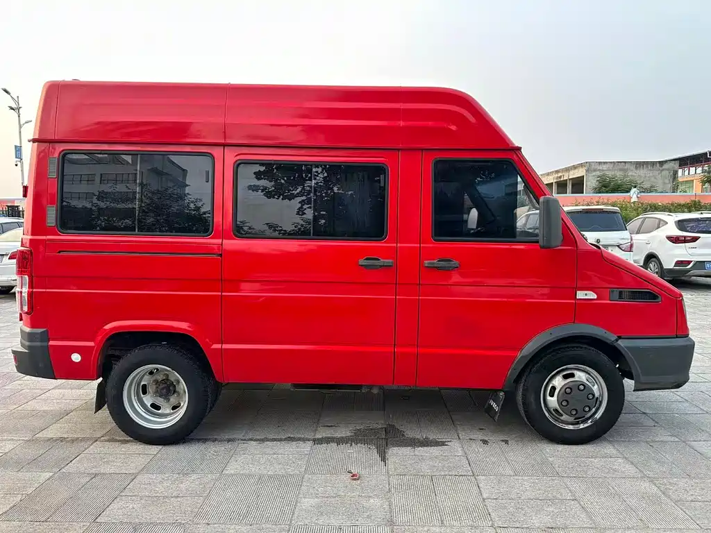 Iveco Deyi 依维柯得意 2023款 2.5 T A35 M1短轴中顶双胎侧拉门5-9座