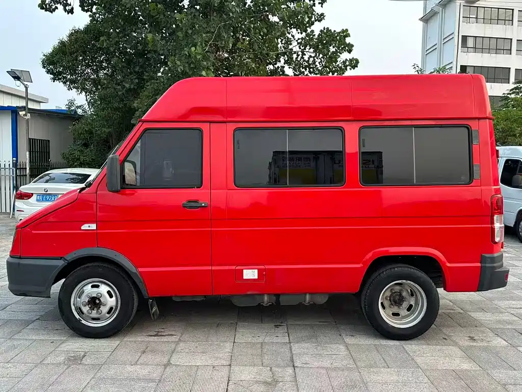 Iveco Deyi 依维柯得意 2023款 2.5 T A35 M1短轴中顶双胎侧拉门5-9座