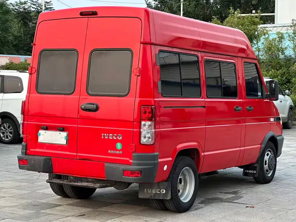 Iveco Deyi 依维柯得意 2023款 2.5 T A35 M1短轴中顶双胎侧拉门5-9座