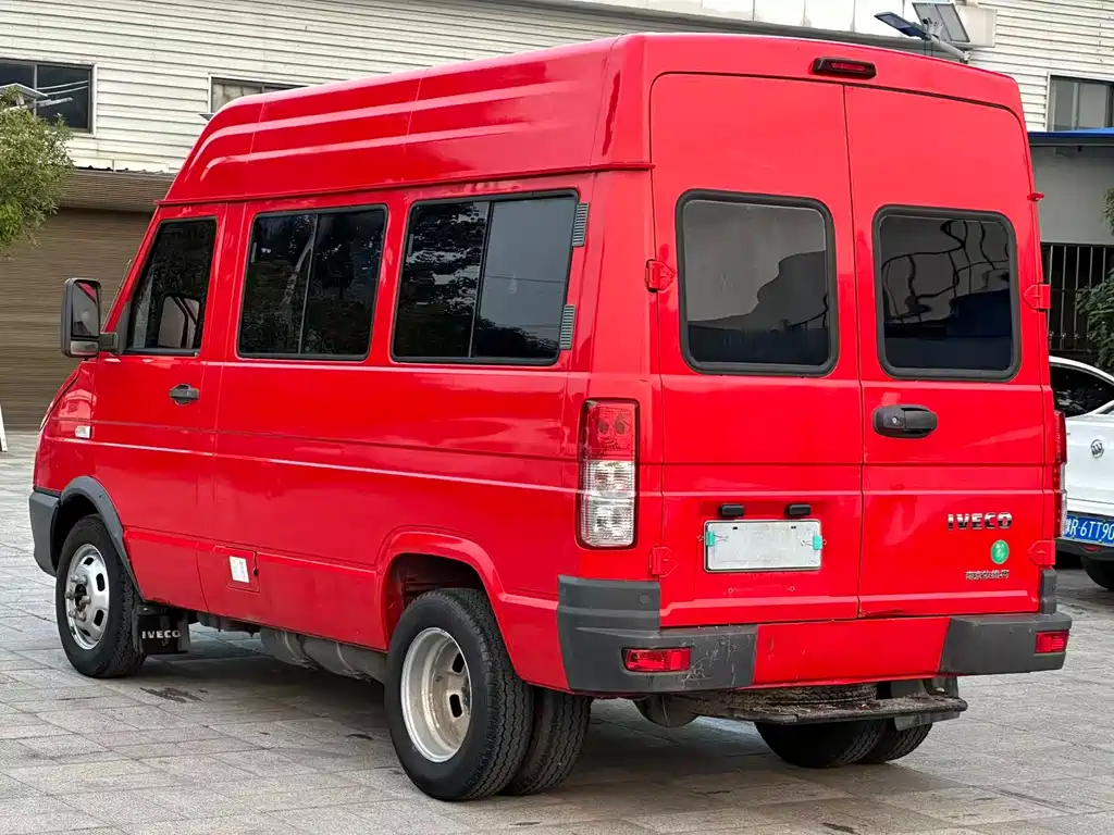 Iveco Deyi 依维柯得意 2023款 2.5 T A35 M1短轴中顶双胎侧拉门5-9座