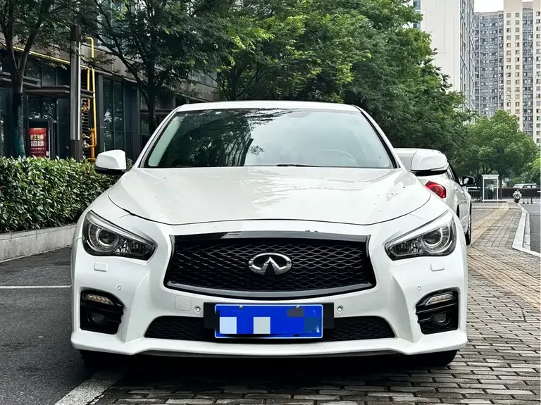 Infiniti Q50 3.7 L Comfort