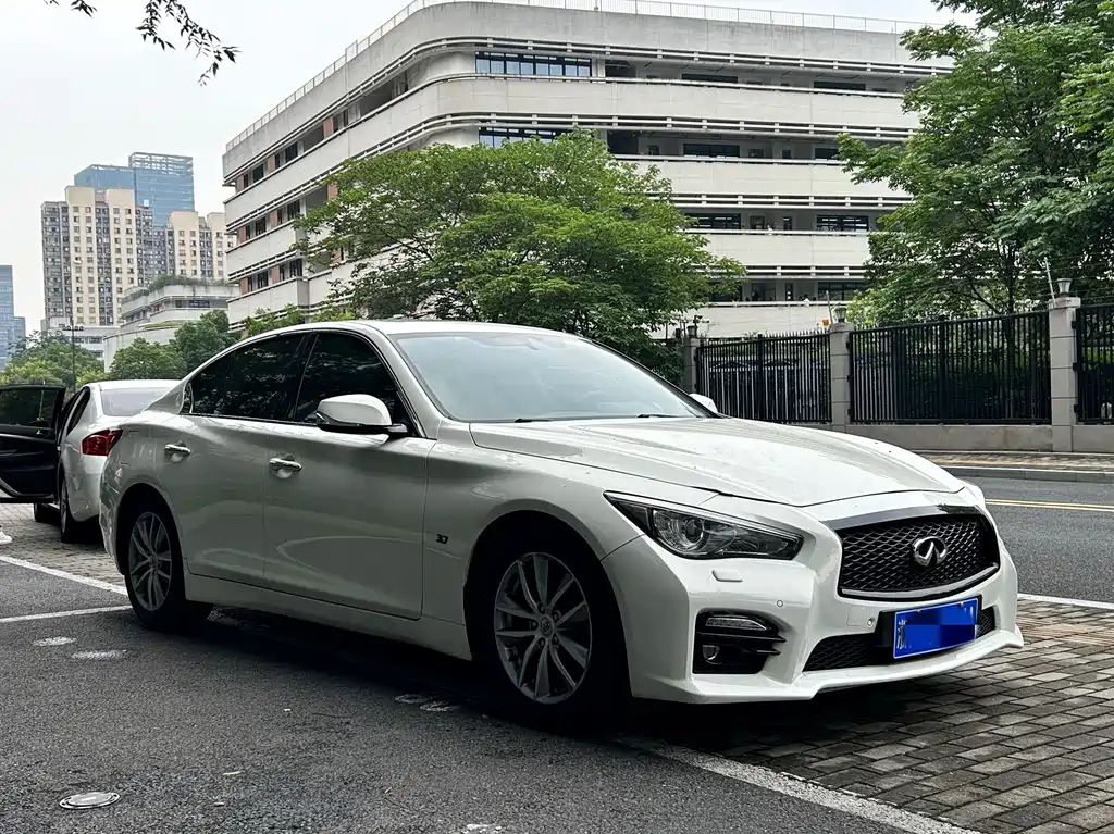 Infiniti Q50 3.7 L Comfort