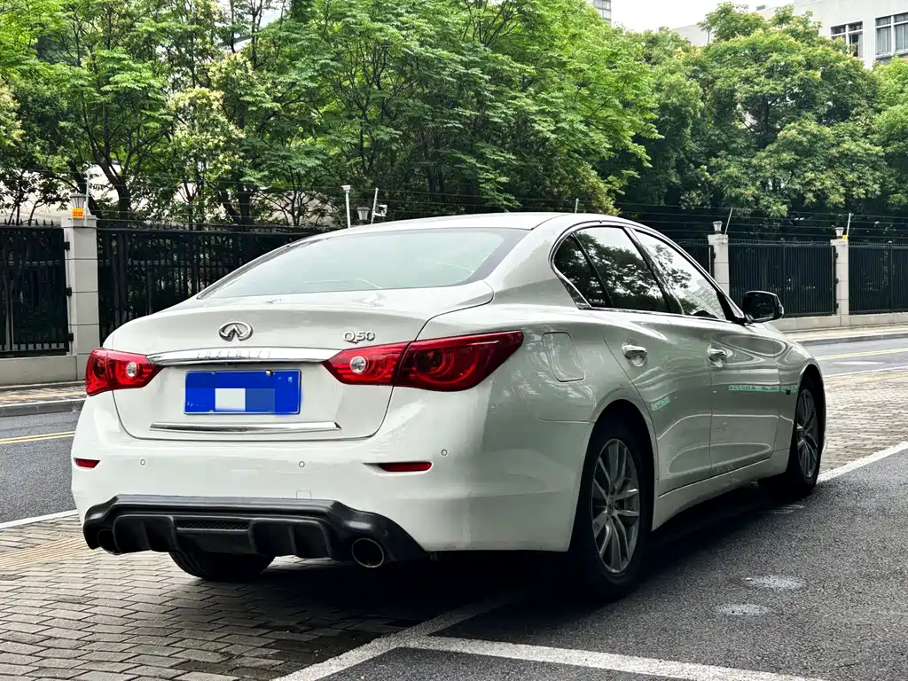 Infiniti Q50 3.7 L Comfort