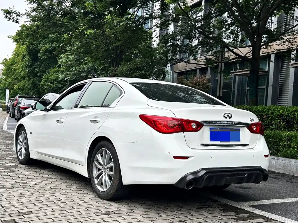 Infiniti Q50 3.7 L Comfort