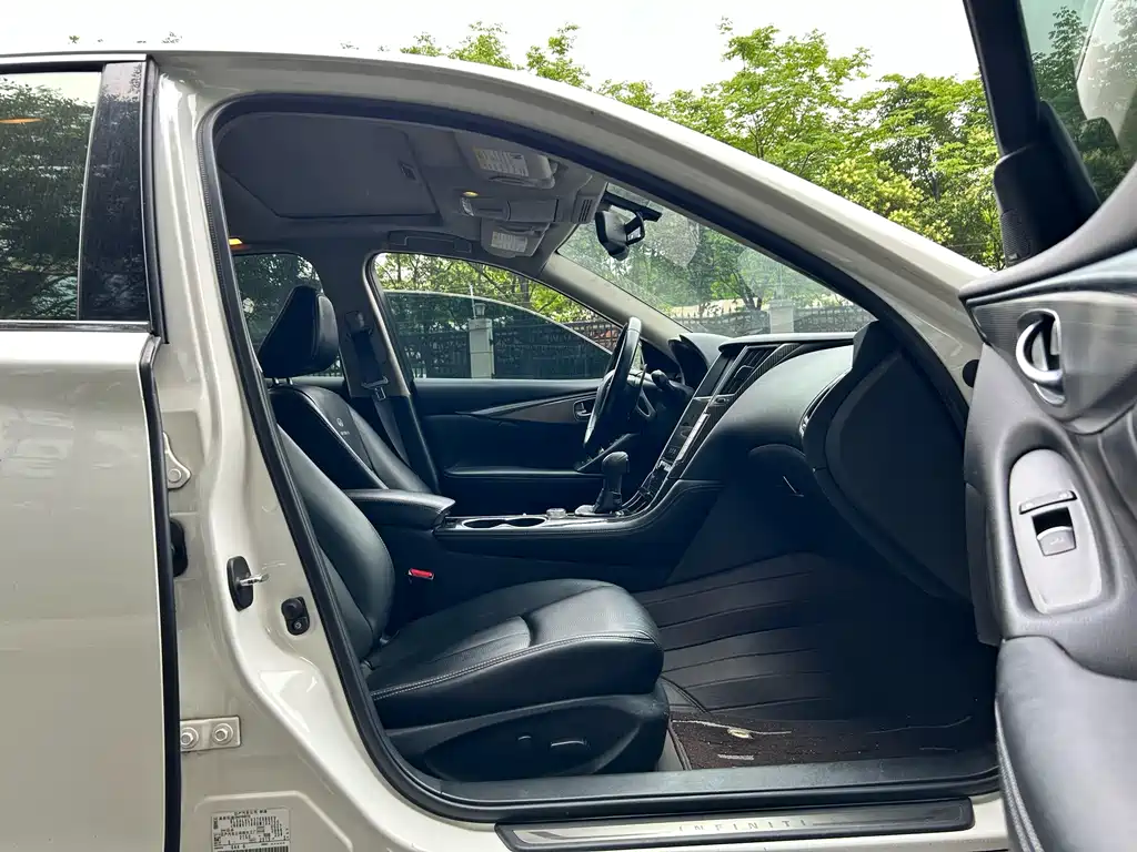Infiniti Q50 3.7 L Comfort