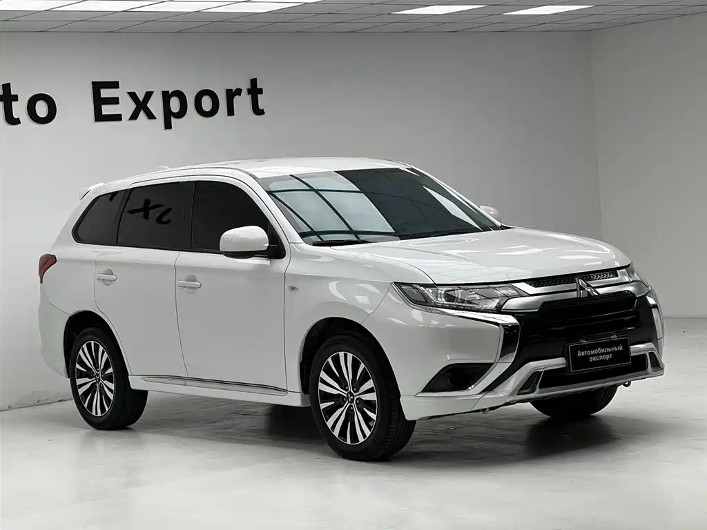 Outlander Facelift 2.0 L 2 WD Smooth Travel 5-seat