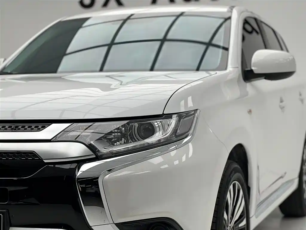Outlander Facelift 2.0 L 2 WD Smooth Travel 5-seat