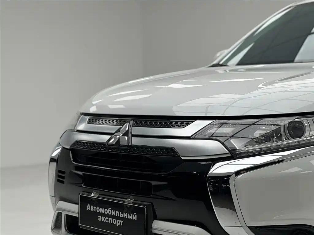 Outlander Facelift 2.0 L 2 WD Smooth Travel 5-seat