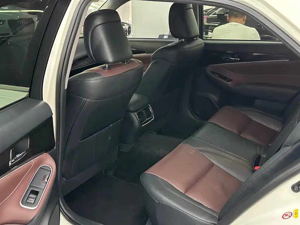 Crown 2.0 T Sport