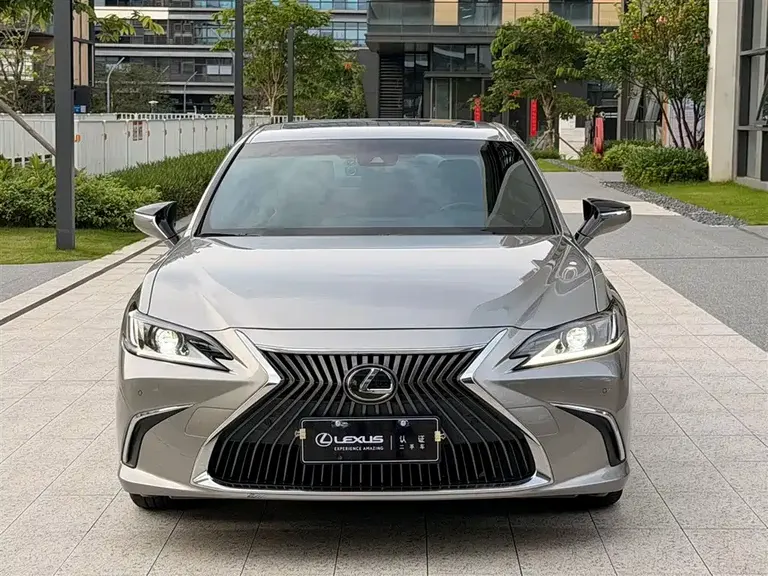 Lexus ES 200 Outstanding