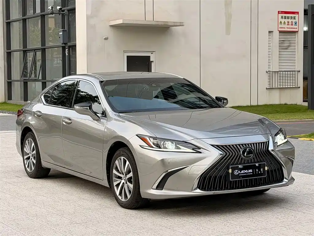 Lexus ES 200 Outstanding