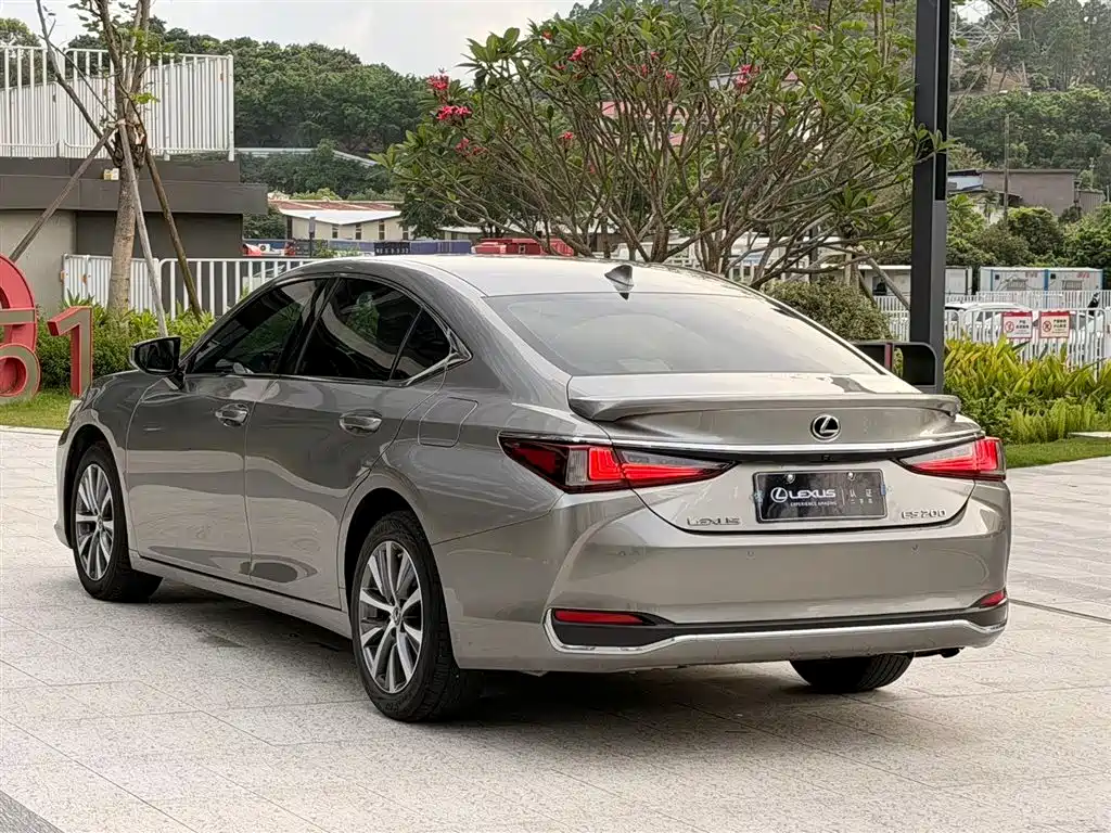 Lexus ES 200 Outstanding