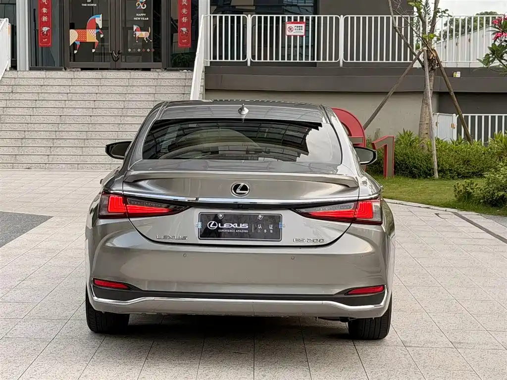 Lexus ES 200 Outstanding