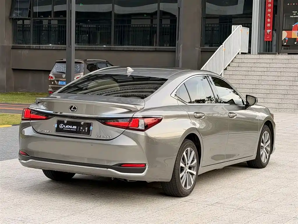 Lexus ES 200 Outstanding