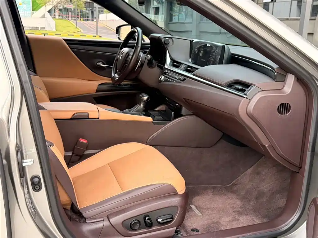 Lexus ES 200 Outstanding