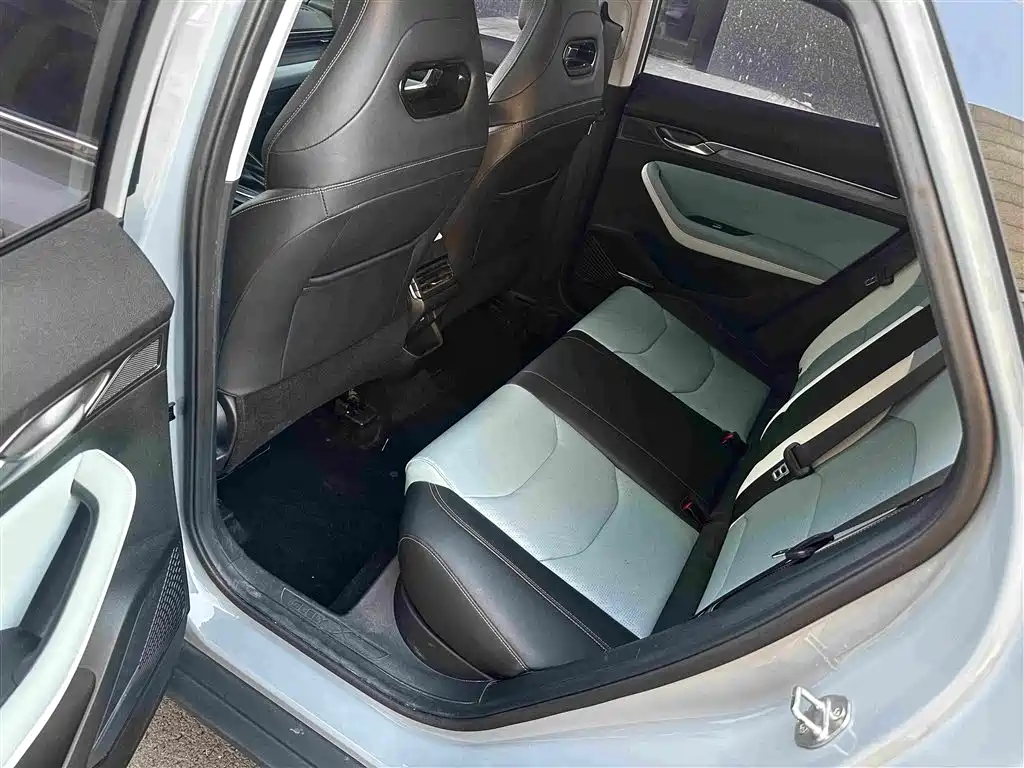 Emgrand S 1.4 T CVT Crossover Player