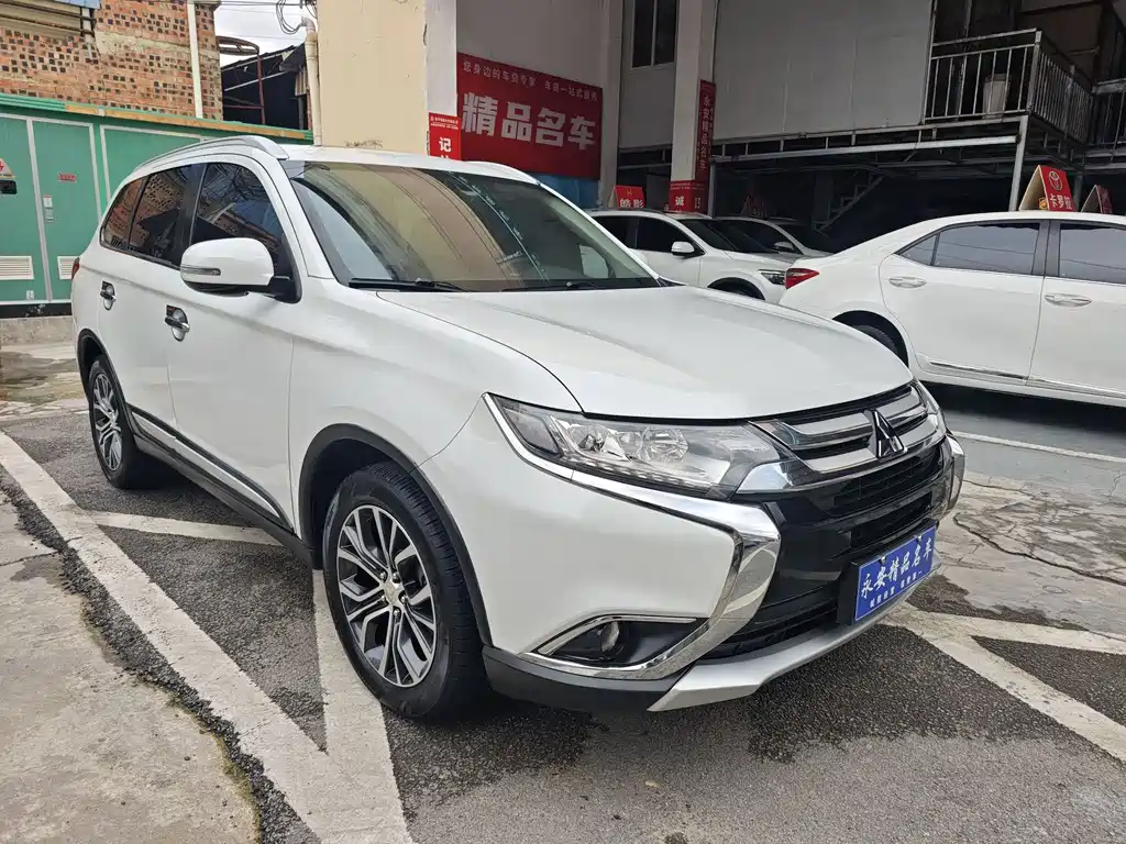 Outlander 2.4 L 4 WD Elite 5-seat