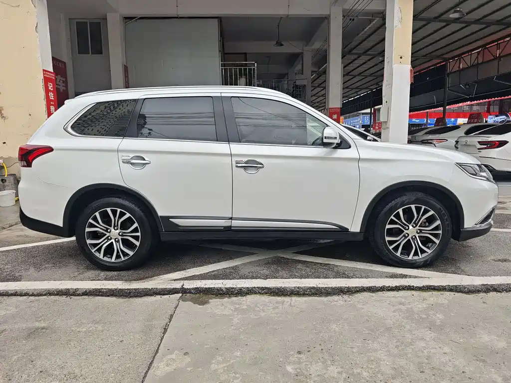 Outlander 2.4 L 4 WD Elite 5-seat