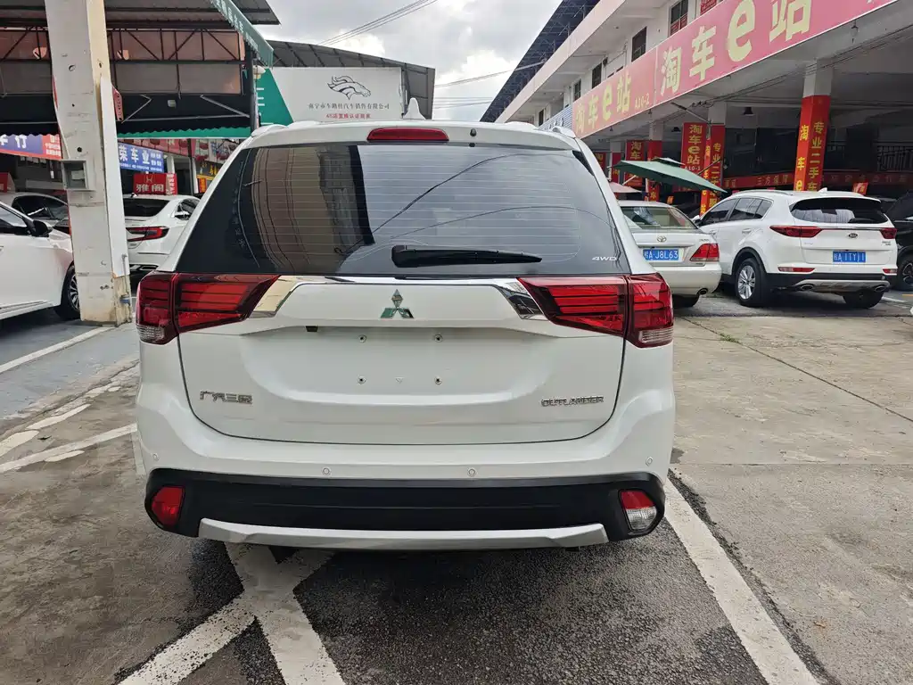 Outlander 2.4 L 4 WD Elite 5-seat
