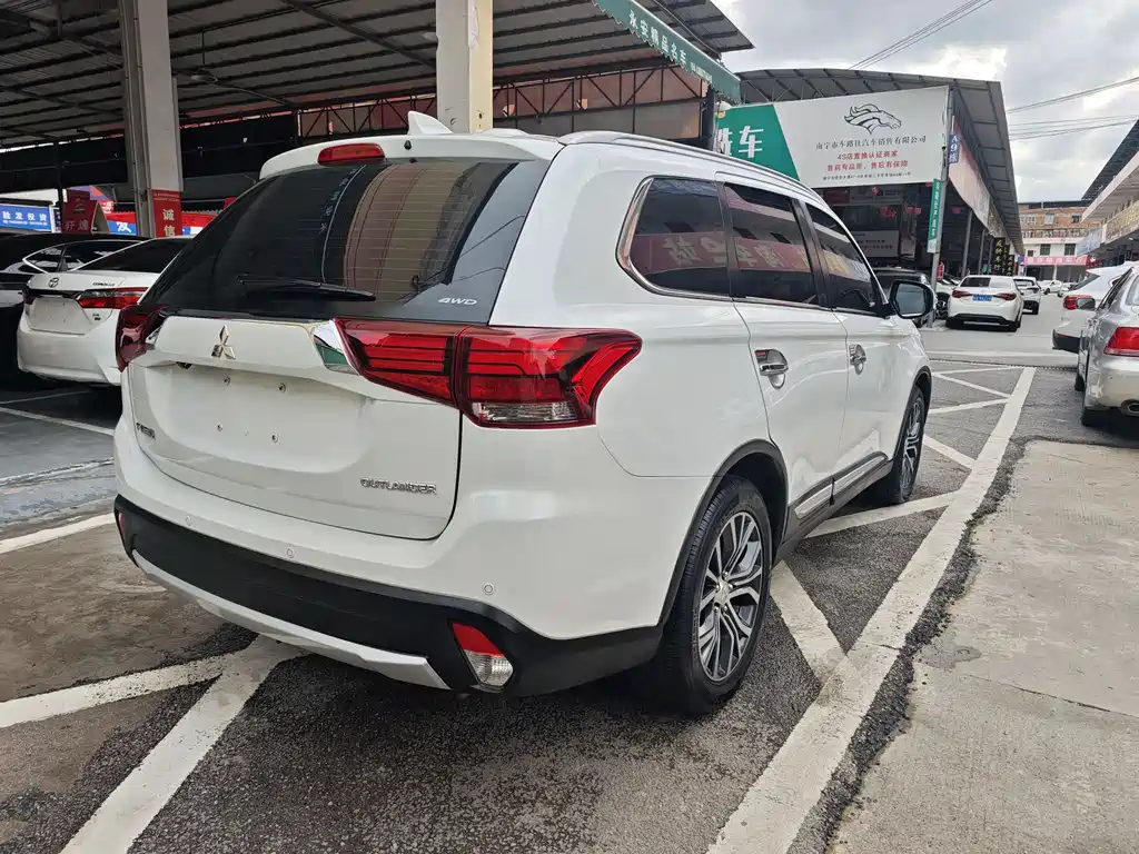 Outlander 2.4 L 4 WD Elite 5-seat