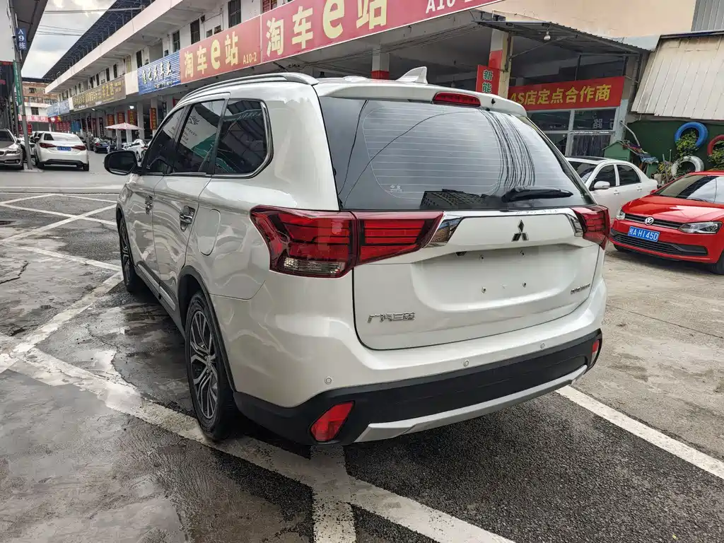 Outlander 2.4 L 4 WD Elite 5-seat