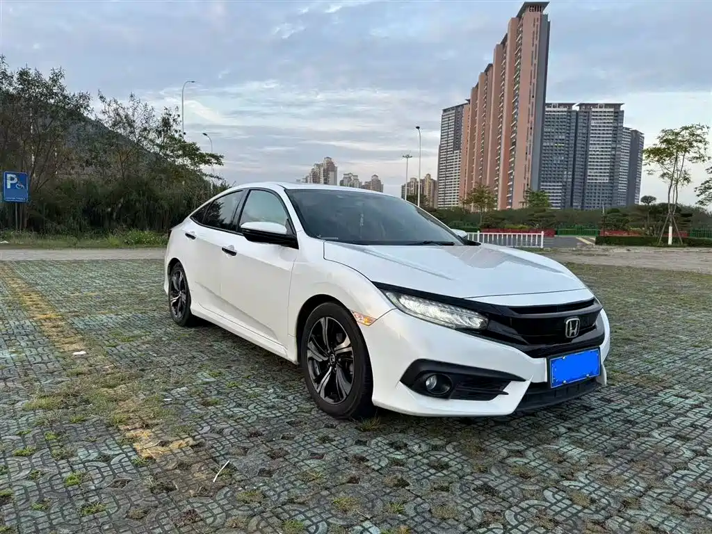Civic 220 TURBO CVT Distinguished