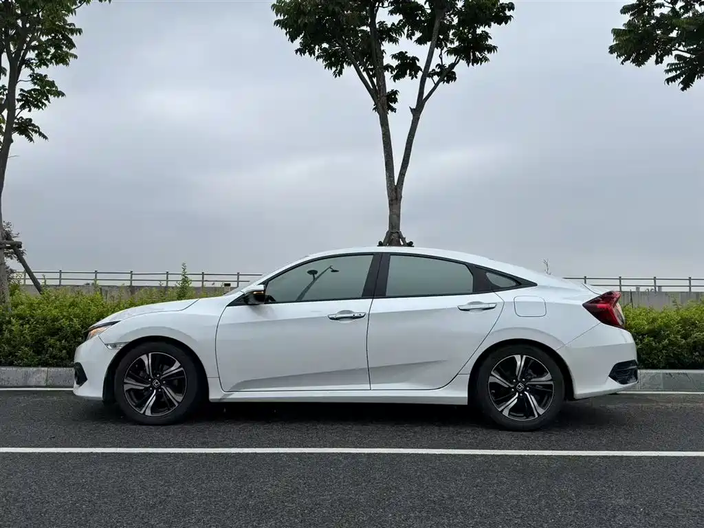 Civic 220 TURBO CVT Distinguished