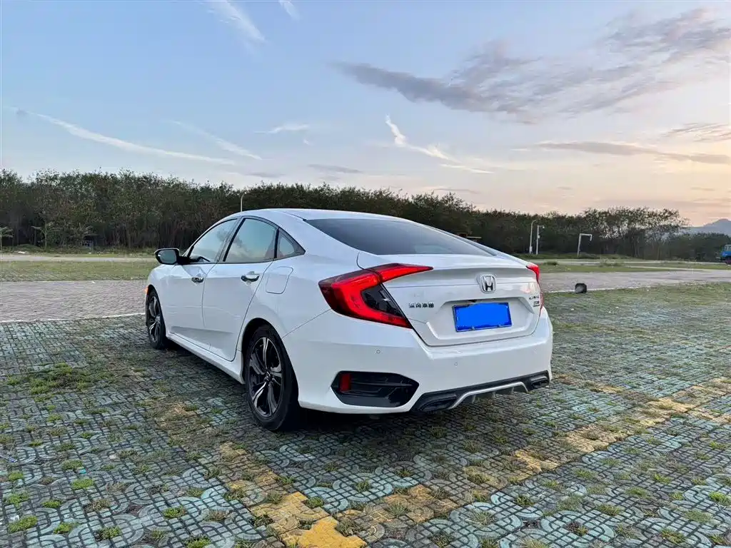Civic 220 TURBO CVT Distinguished
