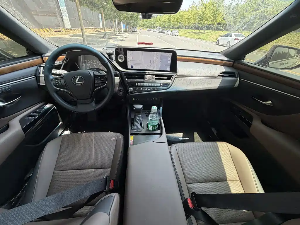Lexus ES 200 Premium Enjoyment