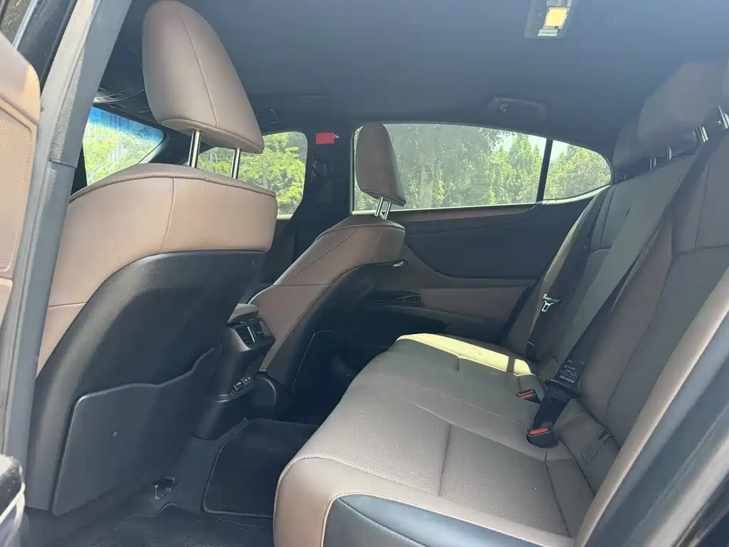 Lexus ES 200 Premium Enjoyment