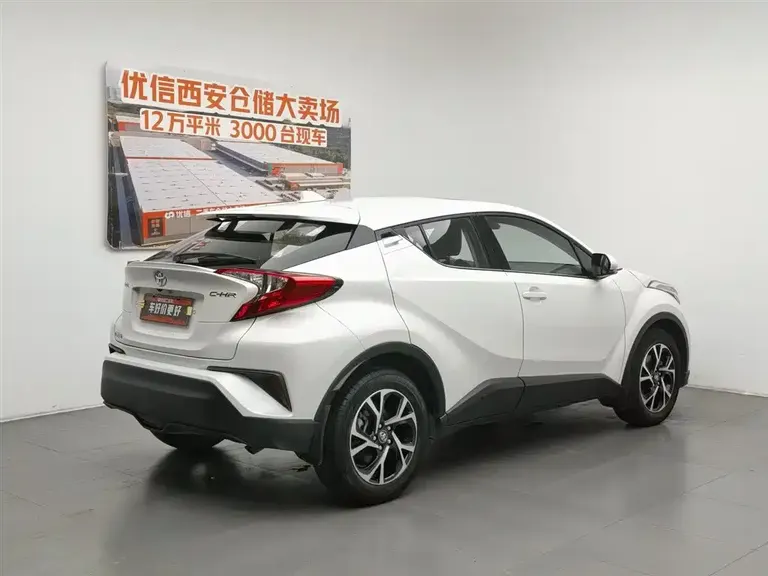 Toyota C-HR 2.0 L Leading