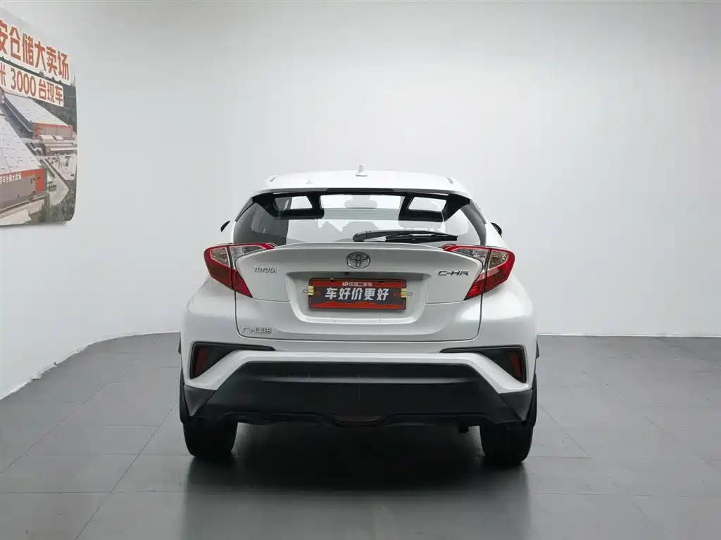 Toyota C-HR 2.0 L Leading