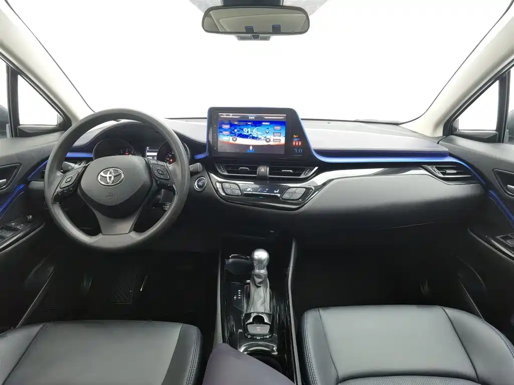 Toyota C-HR 2.0 L Leading