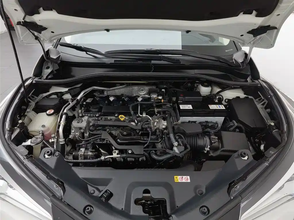 Toyota C-HR 2.0 L Leading