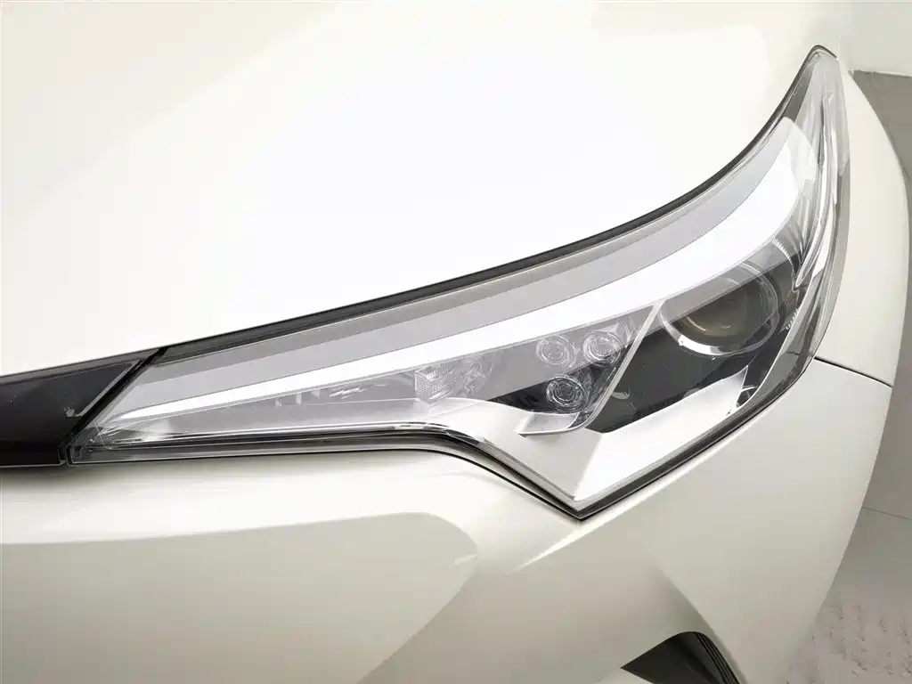 Toyota C-HR 2.0 L Leading
