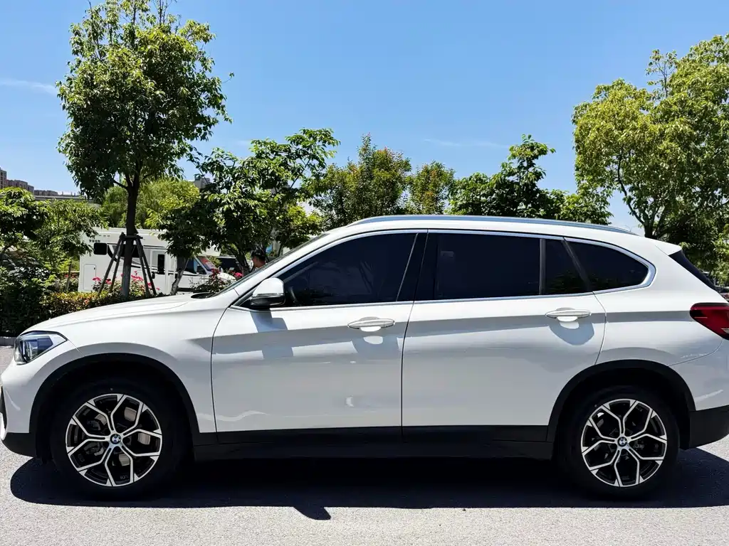 BMW X1 sDrive25 Li Leading