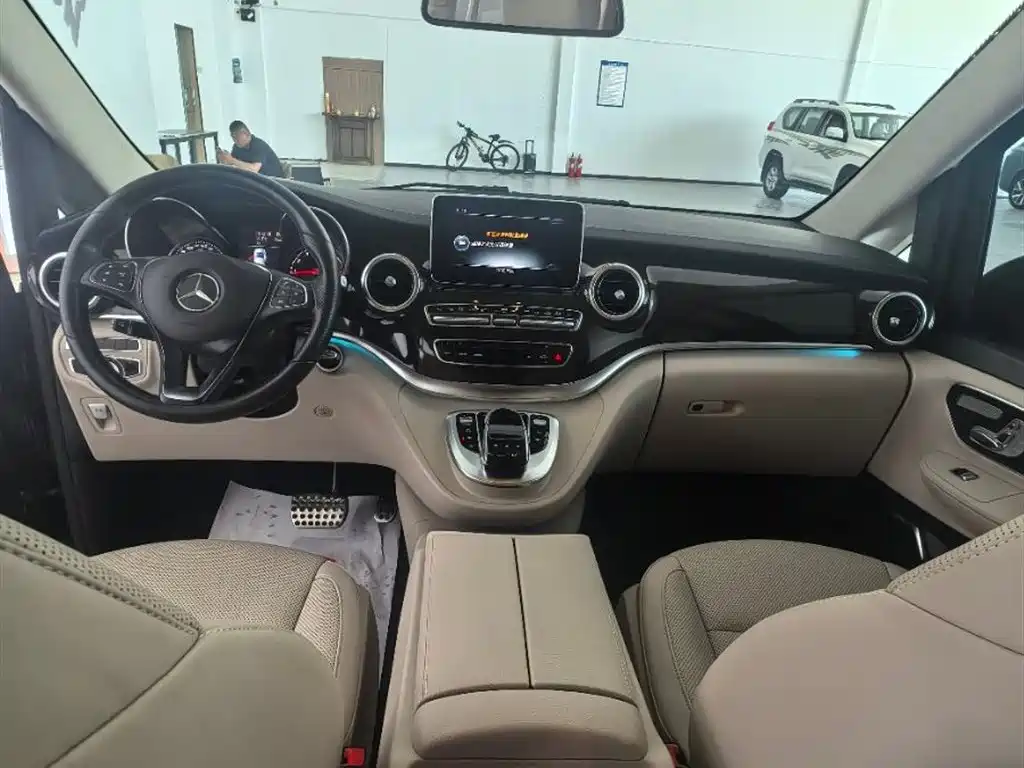 Mercedes-Benz V-Class V 260 Distinguished CN-VI