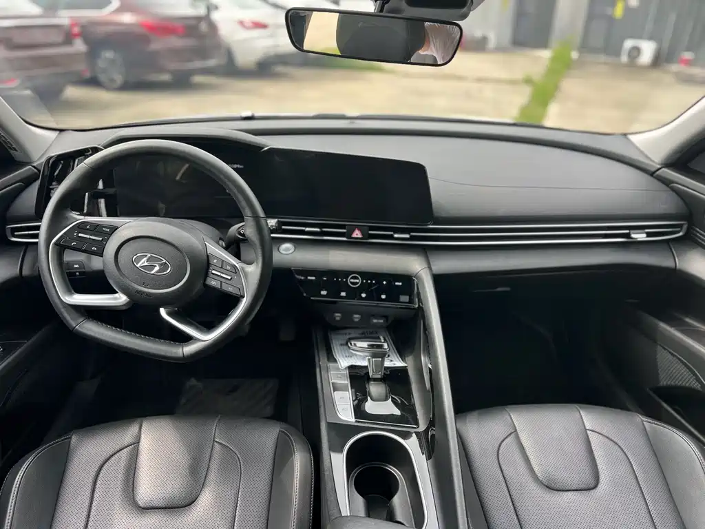 Elantra 1.5 L CVT LUX Distinguished