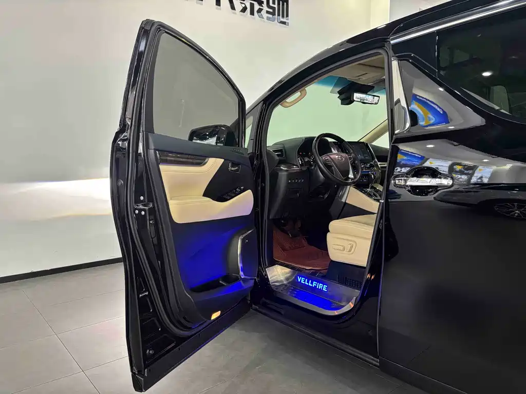 Vellfire Crown Dual Engine 2.5 L HV Distinguished