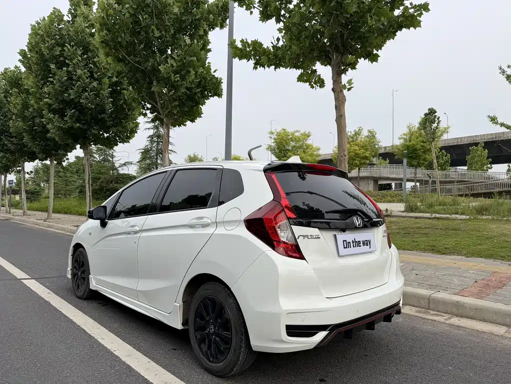 Fit 1.5 L CVT Trend Sport +