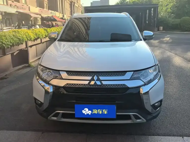 Mitsubishi Outlander 2.0 L 2 WD Smooth Enjoyment 7-seat