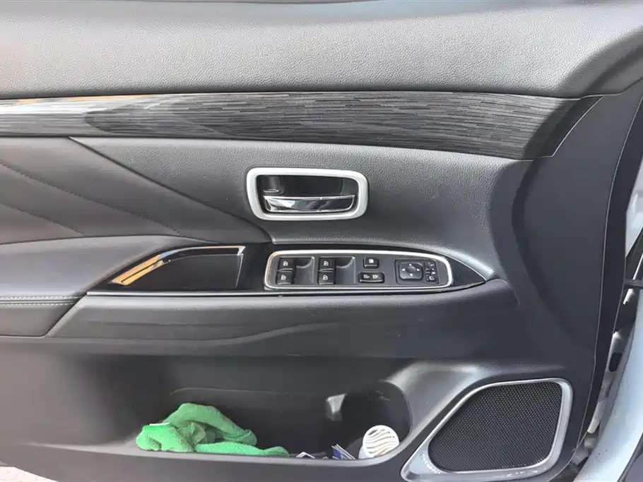 Outlander 2.0 L 2 WD Smooth Enjoyment 7-seat