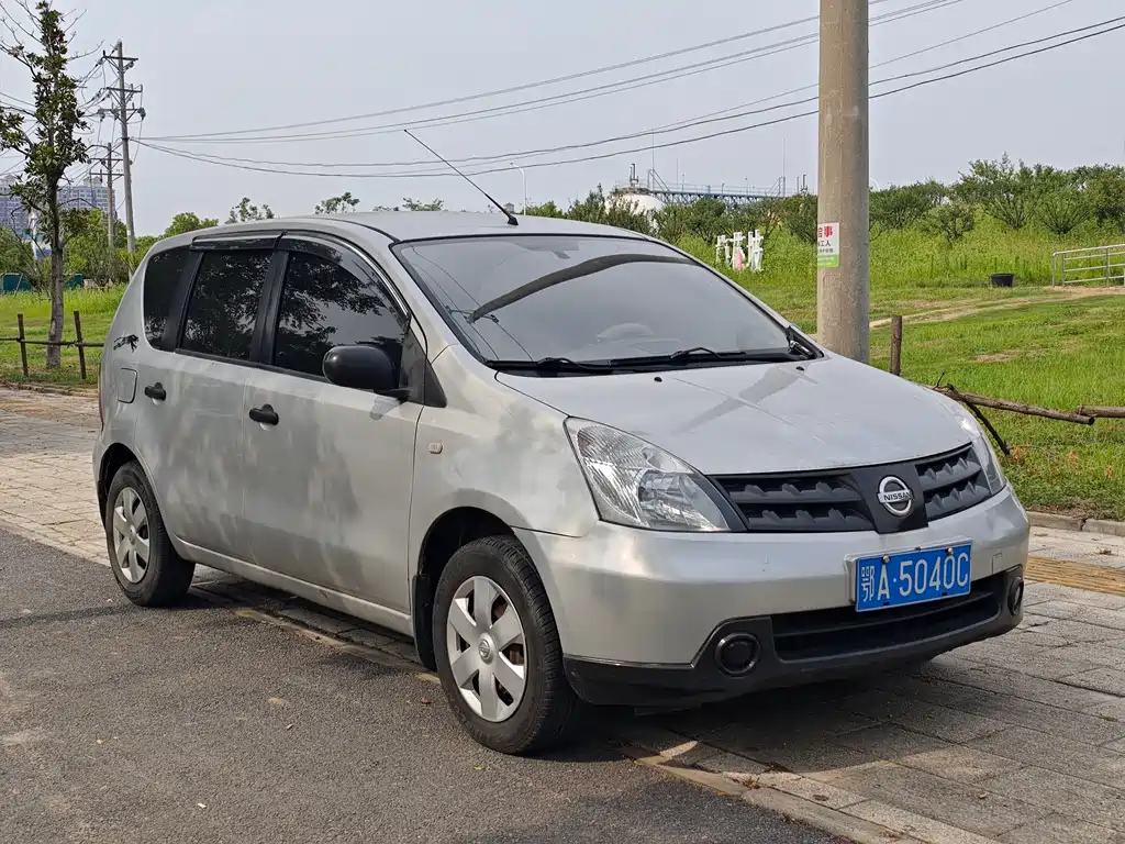 Livina 1.6 L Auto
