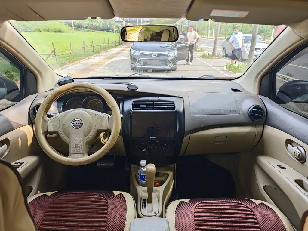 Livina 1.6 L Auto