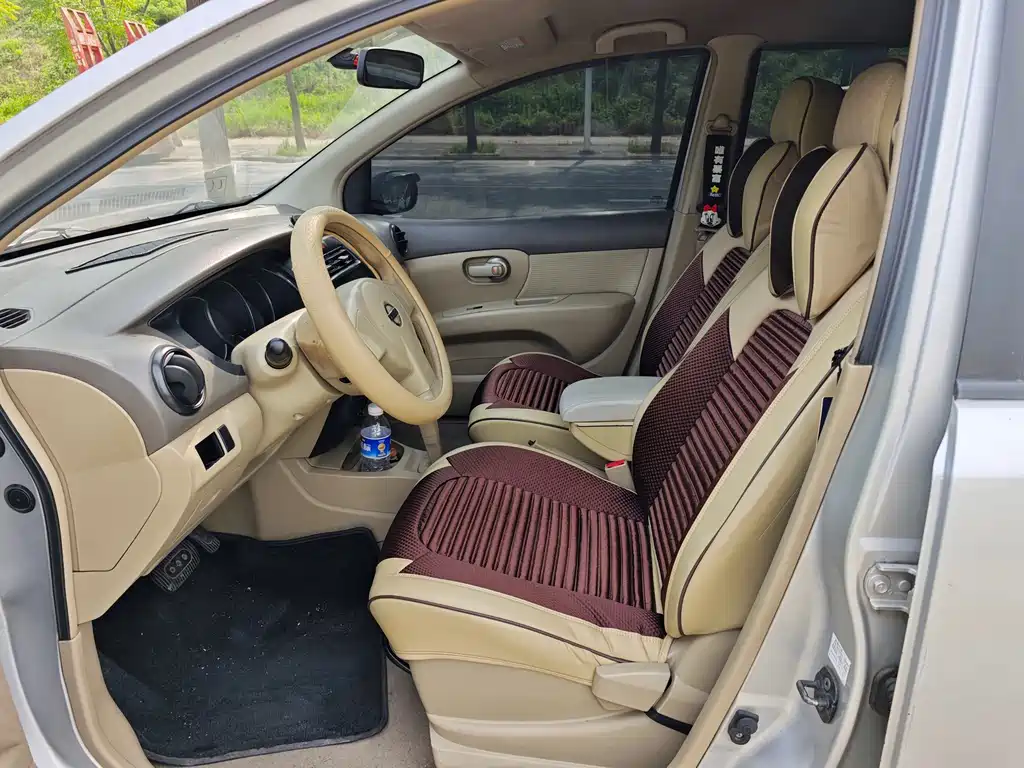 Livina 1.6 L Auto