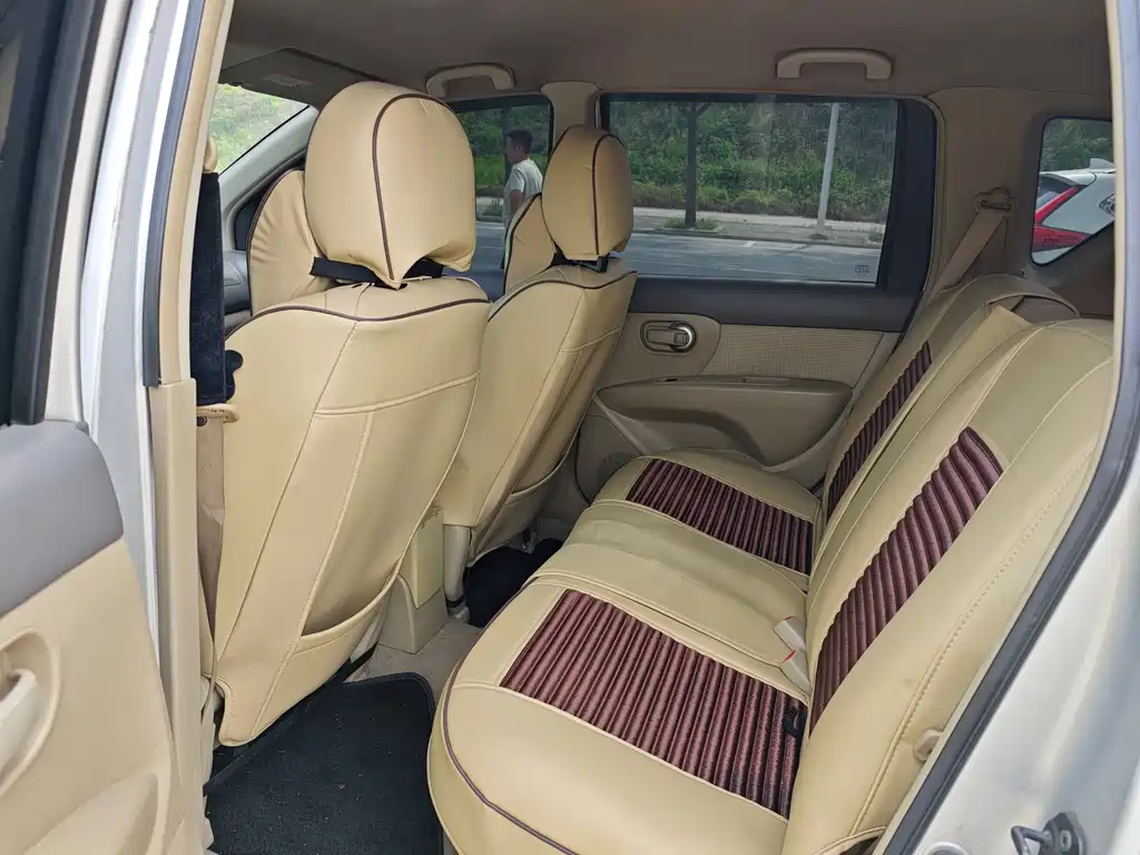 Livina 1.6 L Auto